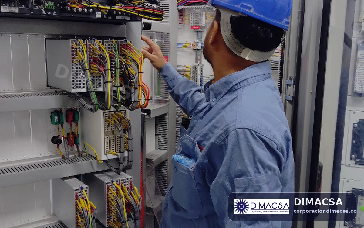 Especialista revisando detalles técnicos para una propuesta industrial.